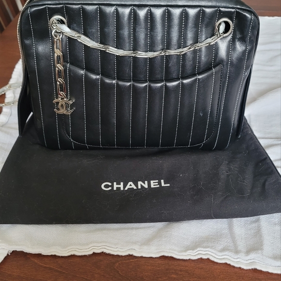 AUTHENTIC Chanel Mademoiselle Ligne Vertical Quilted Leather Camera Bag, Large - Picture 5 of 12